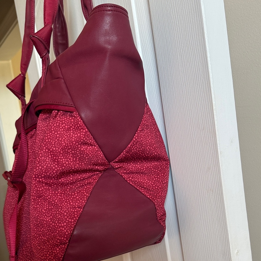 🍋 Lululemon: Elegant Burgundy Tote Bag - Picture 5 of 16